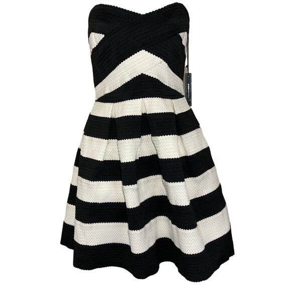 BCBG Max Azria Striped Fit And Flare Strapless Bandage Dress Size Medium M NWT - Picture 16 of 16